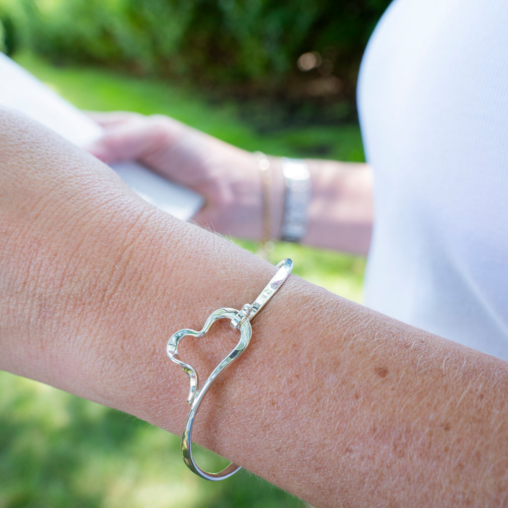 Wavy Heart Clasp Bangle